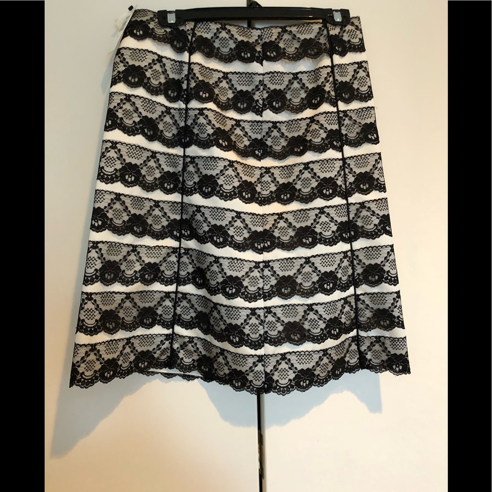 ❤️Beautiful scalloped lace skirt